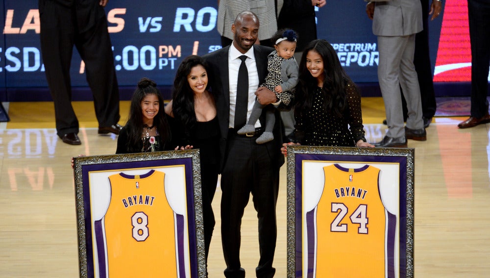 Kobe Bryant junto a su familia en el homenaje en el Staples