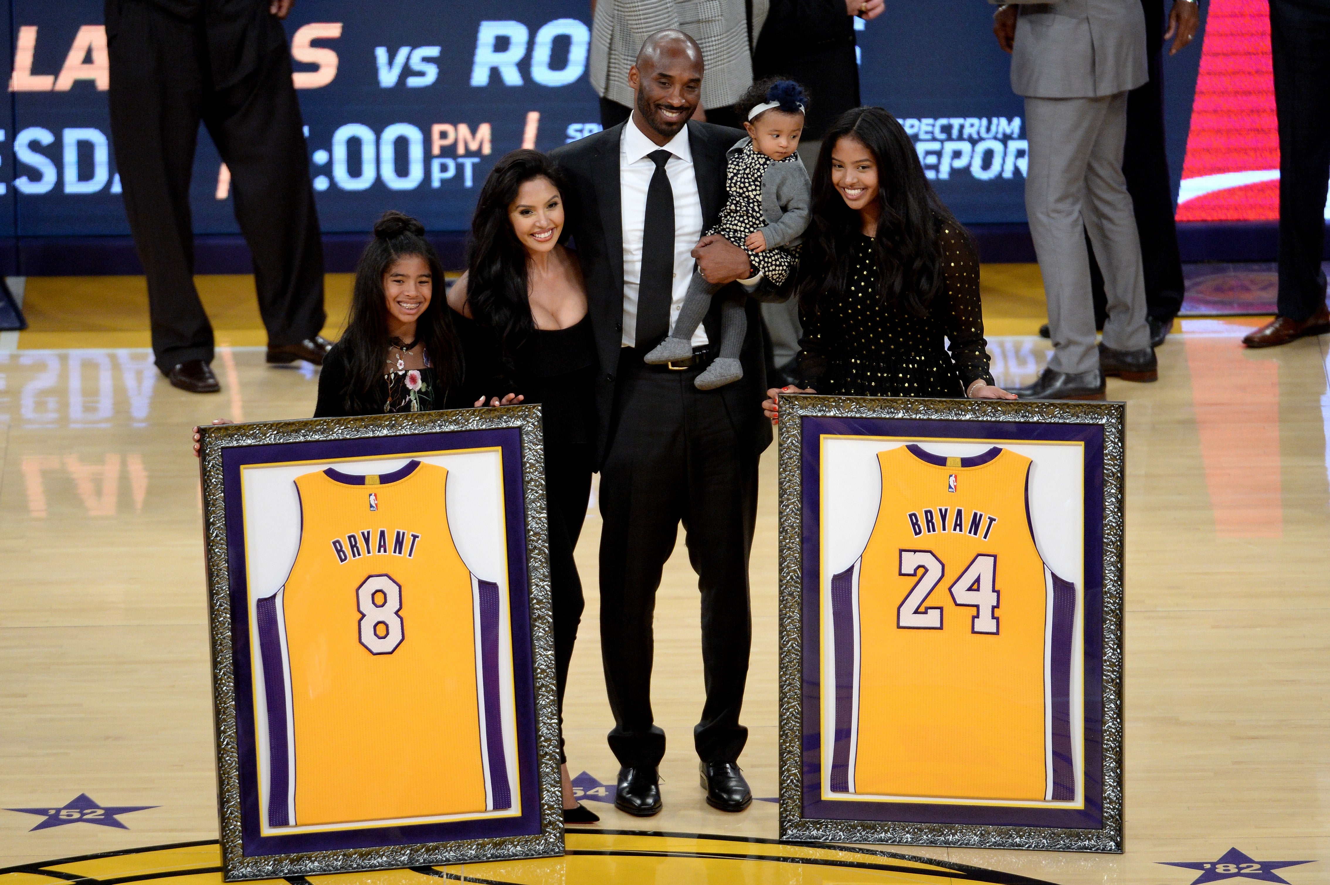Retiran el '8' y el '24' de Kobe Bryant y Magic le declara "el mejor de la historia de los Lakers" Retiran el '8' y el '24' de Kobe Bryant y Magic le declara "el mejor de la historia de los Lakers"