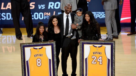 Kobe Bryant junto a su familia en el homenaje en el Staples