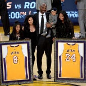 Kobe Bryant junto a su familia en el homenaje en el Staples