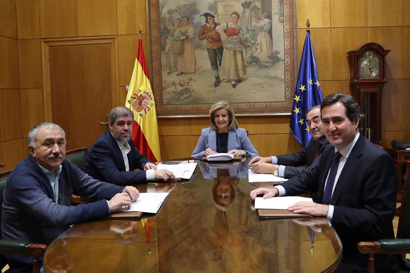 Empleo pide a los agentes sociales que los salarios mínimos en convenio sean de 1.000 euros Empleo pide a los agentes sociales que los salarios mínimos en convenio sean de 1.000 euros