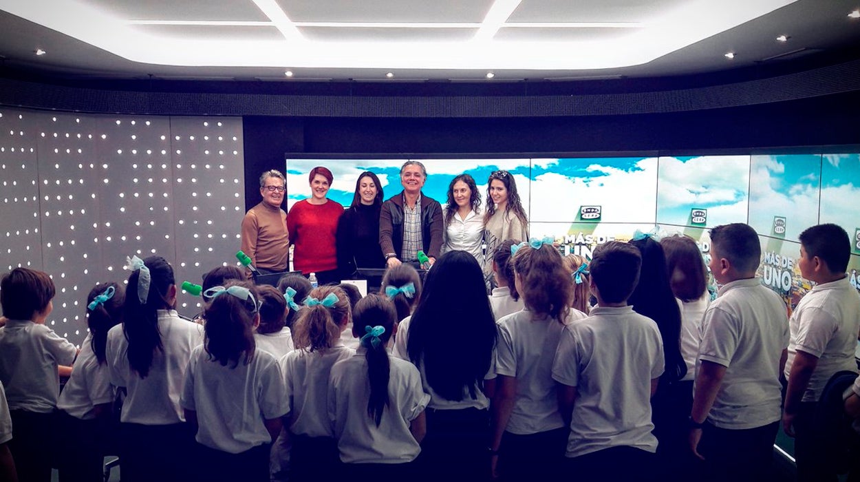 Los niños del coro del Colegio Raimundo Lulio de Madrid cantan un villancico en directo Los niños del coro del Colegio Raimundo Lulio de Madrid cantan un villancico en directo