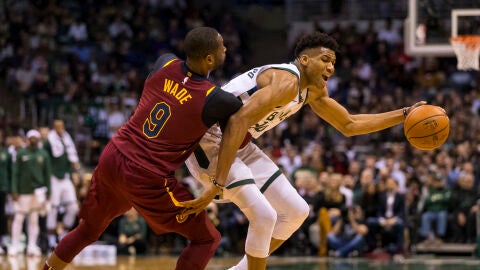 Wade trata de frenar a Antetokounmpo