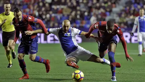 Nordin Amrabat pelea un balón frente a los jugadores del Levante Nordin Amrabat pelea un balón frente a los jugadores del Levante