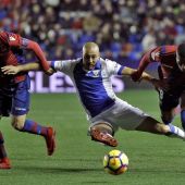 Nordin Amrabat pelea un balón frente a los jugadores del Levante