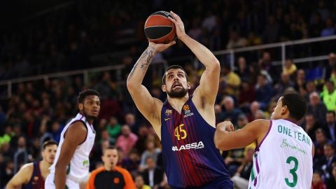 Moerman intenta lanzar a canasta ante la defensa de Unicaja