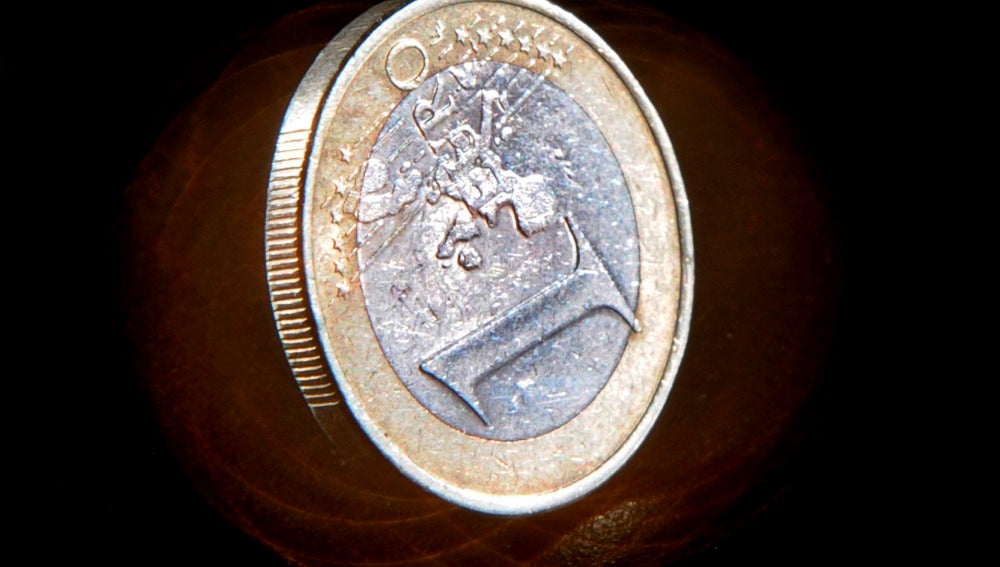 La justicia europea avala la multa por los datos del déficit valenciano Imagen de una moneda de un euro