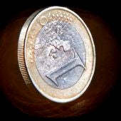 La justicia europea avala la multa por los datos del déficit valenciano Imagen de una moneda de un euro