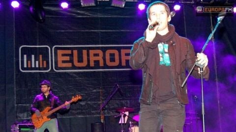 Jorge Ruiz durante la actuaci&oacute;n de Plaza de Espa&ntilde;a en la noche de Sant Sebasti&agrave;
