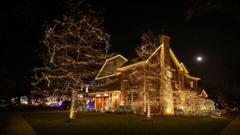 Luces de Navidad adornan una casa en Chicago