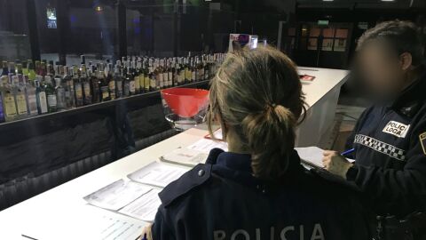 Dos agentes de la Polic&iacute;a Local de Elche durante la inspecci&oacute;n a un local de ocio