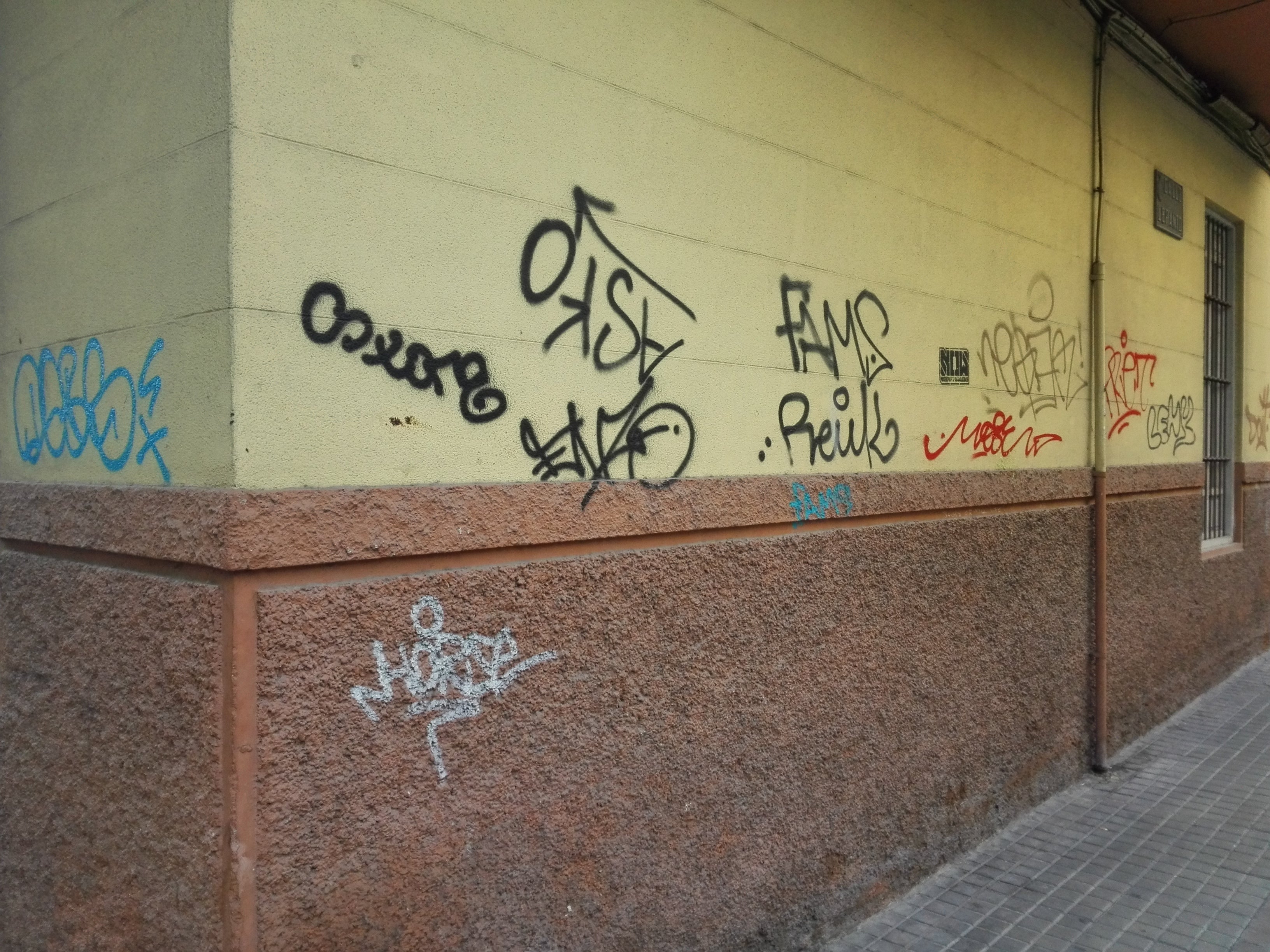 Ilicitanos por Elche cuestiona que la limpieza de pintadas en fachadas de edificios sea gratuita Ilicitanos por Elche cuestiona que la limpieza de pintadas en fachadas de edificios sea gratuita