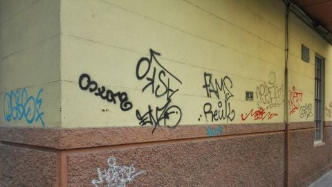 Pintadas en la fachada de un edificio de Elche