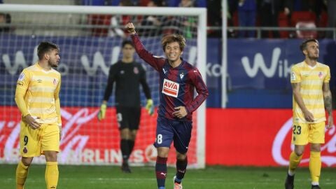 Inui celebra uno de sus goles con el Eibar