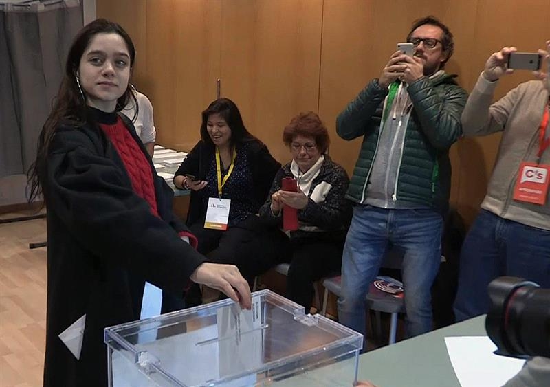 La chica que vota por Puigdemont anima a los jóvenes a implicarse en política La chica que vota por Puigdemont anima a los jóvenes a implicarse en política