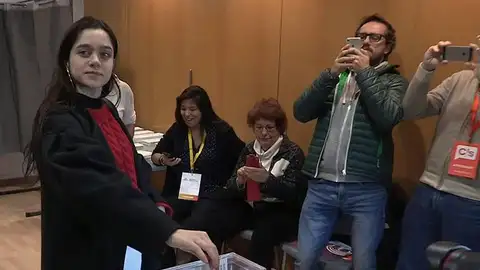 La joven que ha votado por Puigdemont La joven que ha votado por Puigdemont