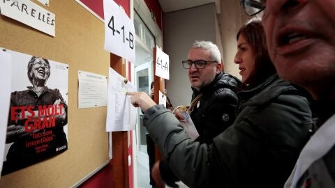 Los catalanes votan tras la apertura de las mesas electorales