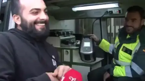 Un chico se somete a un control de drogas de la Guardia Civil Un chico se somete a un control de drogas de la Guardia Civil