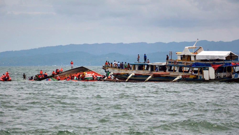 Barco naufragado en Filipinas
