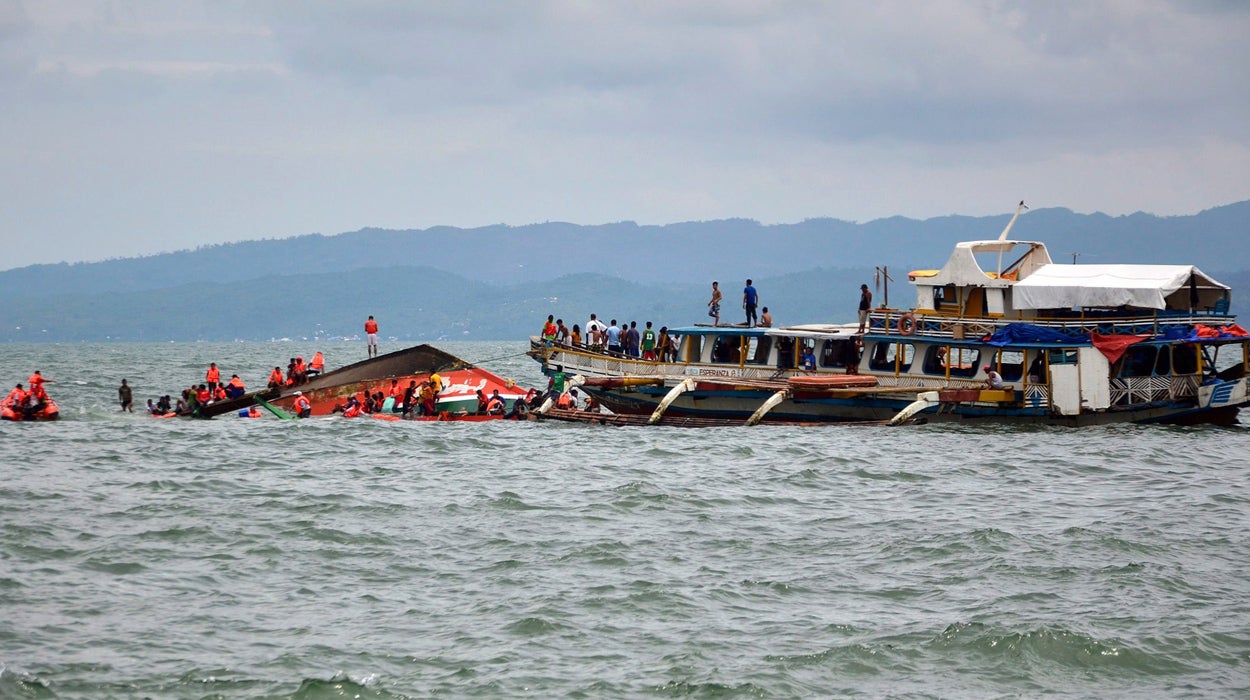 Un barco con 251 personas a bordo naufraga en la costa oriental de Filipinas Un barco con 251 personas a bordo naufraga en la costa oriental de Filipinas