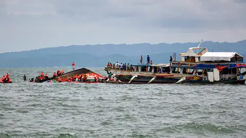 Barco naufragado en Filipinas Barco naufragado en Filipinas