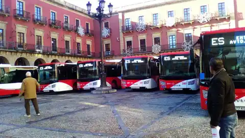 Nuevos autobuses de EMTUSA en la Plaza Mayor de Gijón Presentación de vehículos