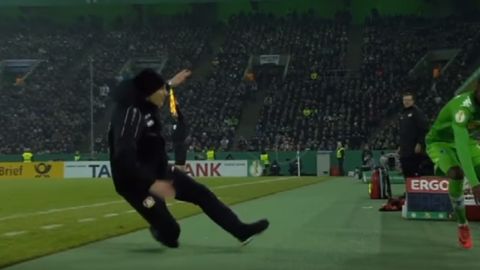 Piscinazo de Heiko Herrlich, entrenador del Bayer Leverkusen