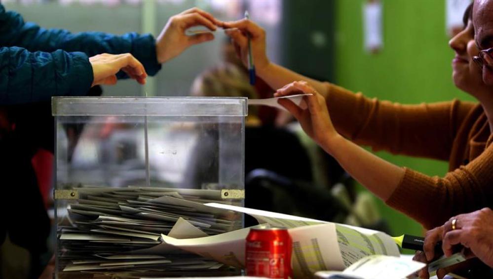Un ciudadano vota en las elecciones en Cataluña el 21D
