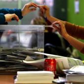 Un ciudadano vota en las elecciones en Cataluña el 21D
