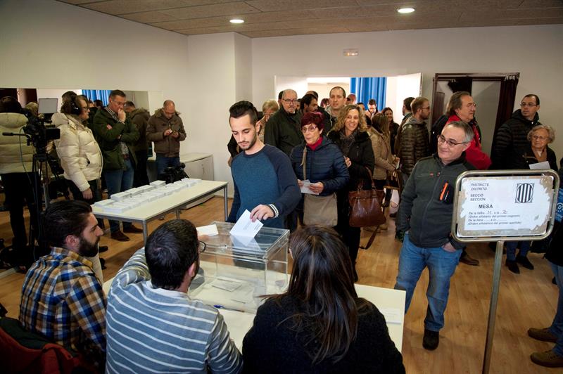 La participación alcanza un récord histórico en Cataluña tras superar el 81% del censo La participación alcanza un récord histórico en Cataluña tras superar el 81% del censo