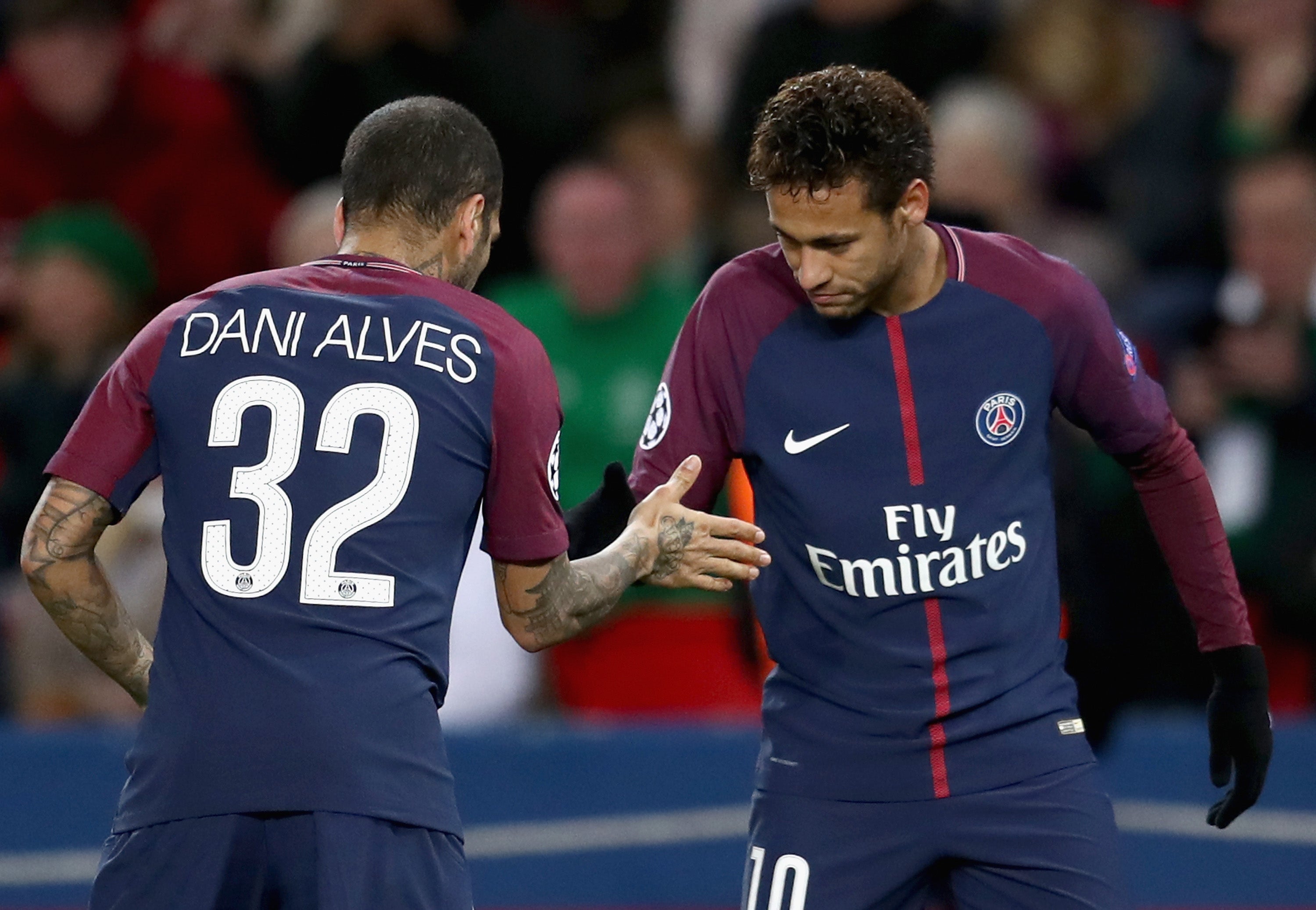 Alves cree que Neymar "tenía que salir de la sombra de Messi" Alves cree que Neymar "tenía que salir de la sombra de Messi"