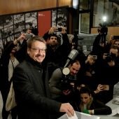 El cabeza de lista de Catalunya en Comú Podem, Xavier Domènech, vota en la Escola Industrial de Barcelona para depositar su voto