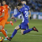 Munir conduce el balón en el partido del Alavés Munir conduce el balón en el partido del Alavés
