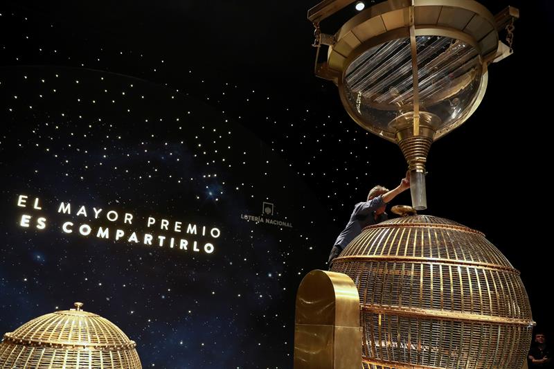 Cada extremeño gastará 70,61 euros en lotería para el Sorteo de Navidad frente a los 76,08 de media en el país Cada extremeño gastará 70,61 euros en lotería para el Sorteo de Navidad frente a los 76,08 de media en el país