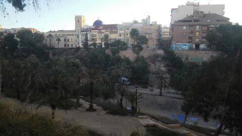 Vista de la ladera del r&iacute;o Vinalop&oacute; a su paso por el centro de Elche