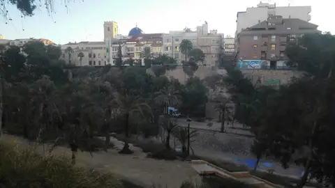 Vista de la ladera del río Vinalopó a su paso por el centro de Elche Vista de la ladera del río Vinalopó a su paso por el centro de Elche