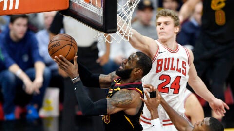 LeBron James, en acci&oacute;n ante los Bulls