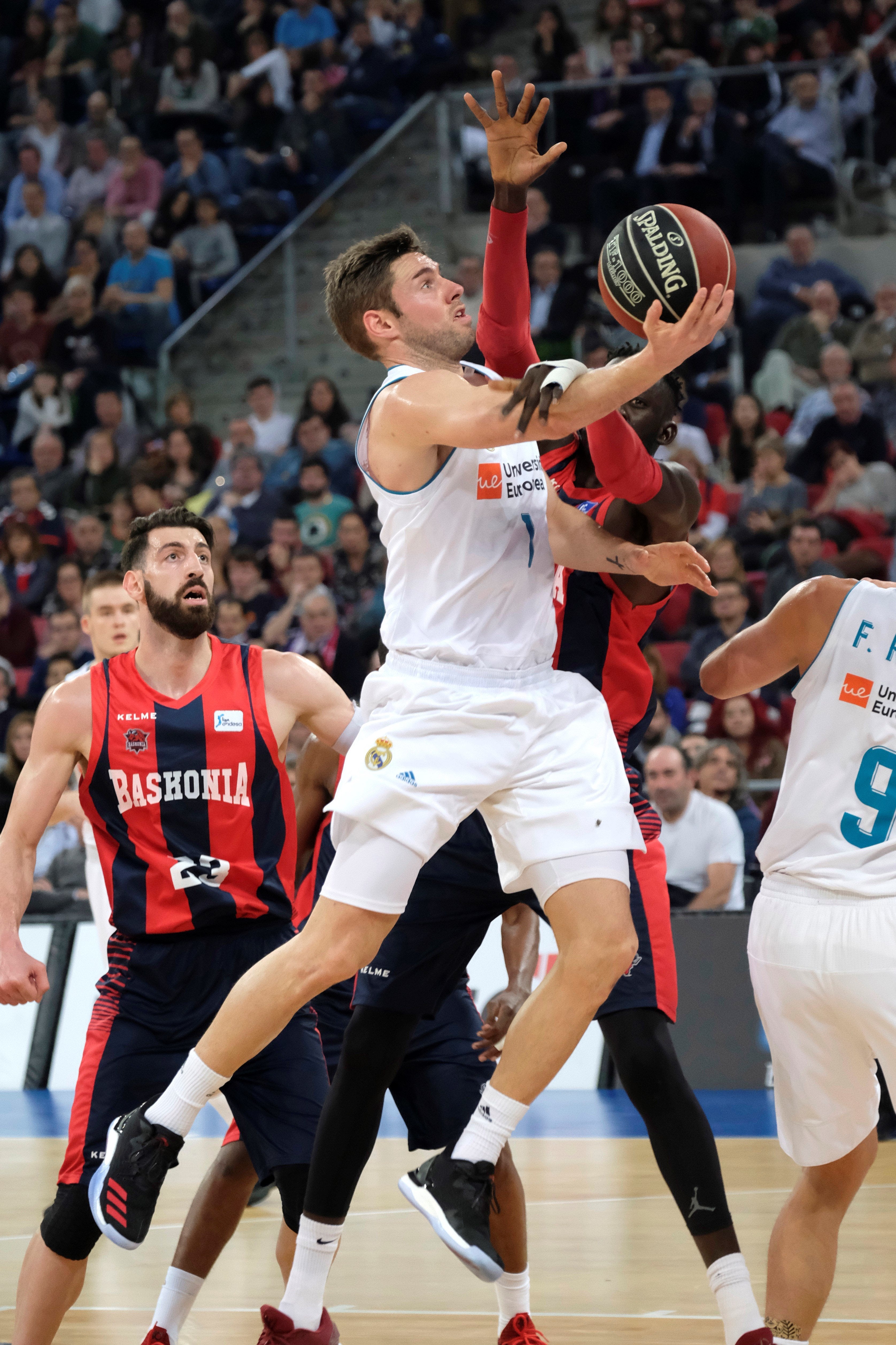 El Real Madrid mantiene su liderazgo ganando un gran partido ante el Baskonia El Real Madrid mantiene su liderazgo ganando un gran partido ante el Baskonia