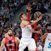 Causeur entra a canasta ante el Baskonia Causeur entra a canasta ante el Baskonia