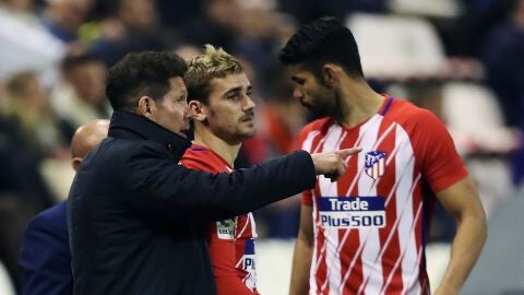 Simeone dialoga con Griezmann durante el partido contra el Lleida
