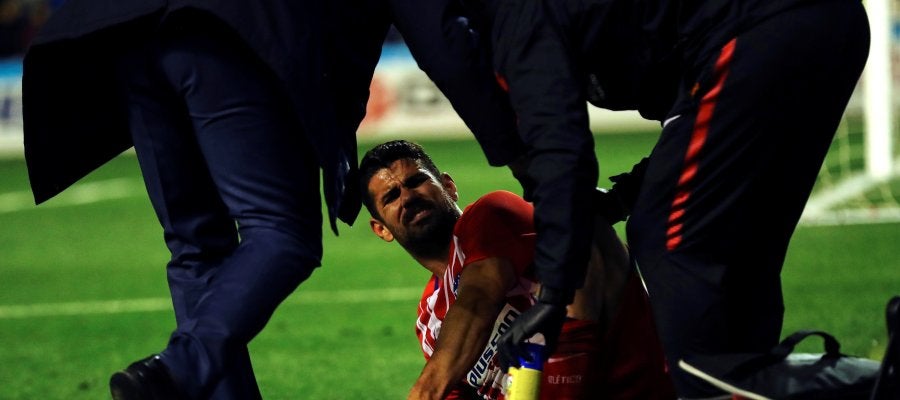 Diego Costa se duele en el césped tras su gol ante el Lleida Diego Costa se duele en el césped tras su gol ante el Lleida