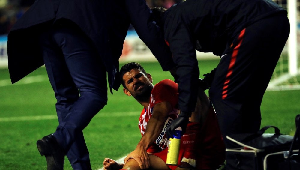 Diego Costa se duele en el césped tras su gol ante el Lleida