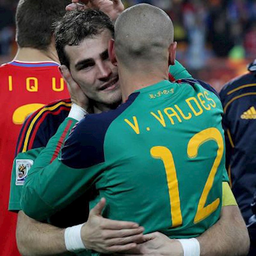 La emotiva carta de Víctor Valdés a Iker Casillas tras el infarto: "Te animo a que seas otra vez ese león blanco" La emotiva carta de Víctor Valdés a Iker Casillas tras el infarto: "Te animo a que seas otra vez ese león blanco"
