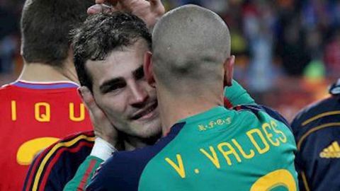 Iker Casillas y V&iacute;ctor Vald&eacute;s abraz&aacute;ndose durante un partido de la Roja