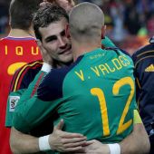 Iker Casillas y Víctor Valdés abrazándose durante un partido de la Roja