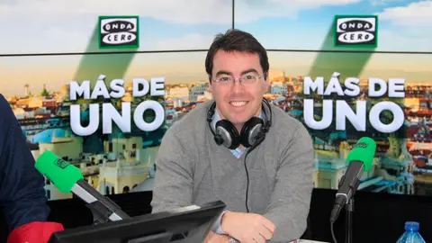 Sacha Azcona en los estudios de Onda Cero Sacha Azcona en los estudios de Onda Cero