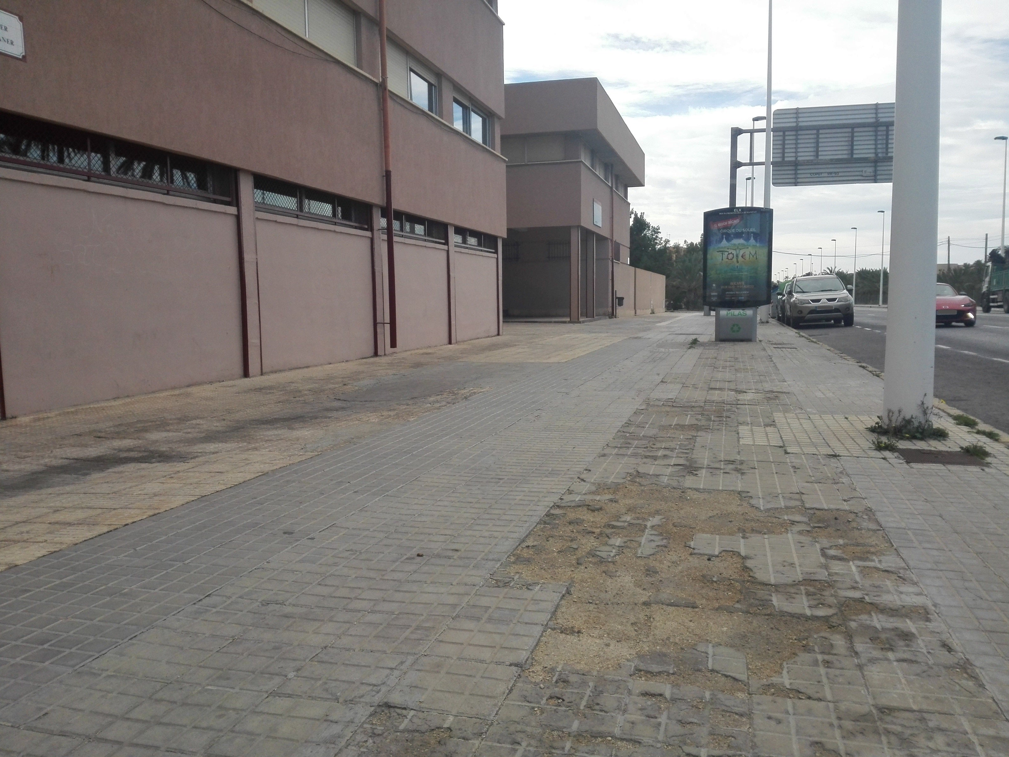 Ilicitanos por Elche denuncia la falta de mantenimiento de las aceras del barrio Los Palmerales Ilicitanos por Elche denuncia la falta de mantenimiento de las aceras del barrio Los Palmerales