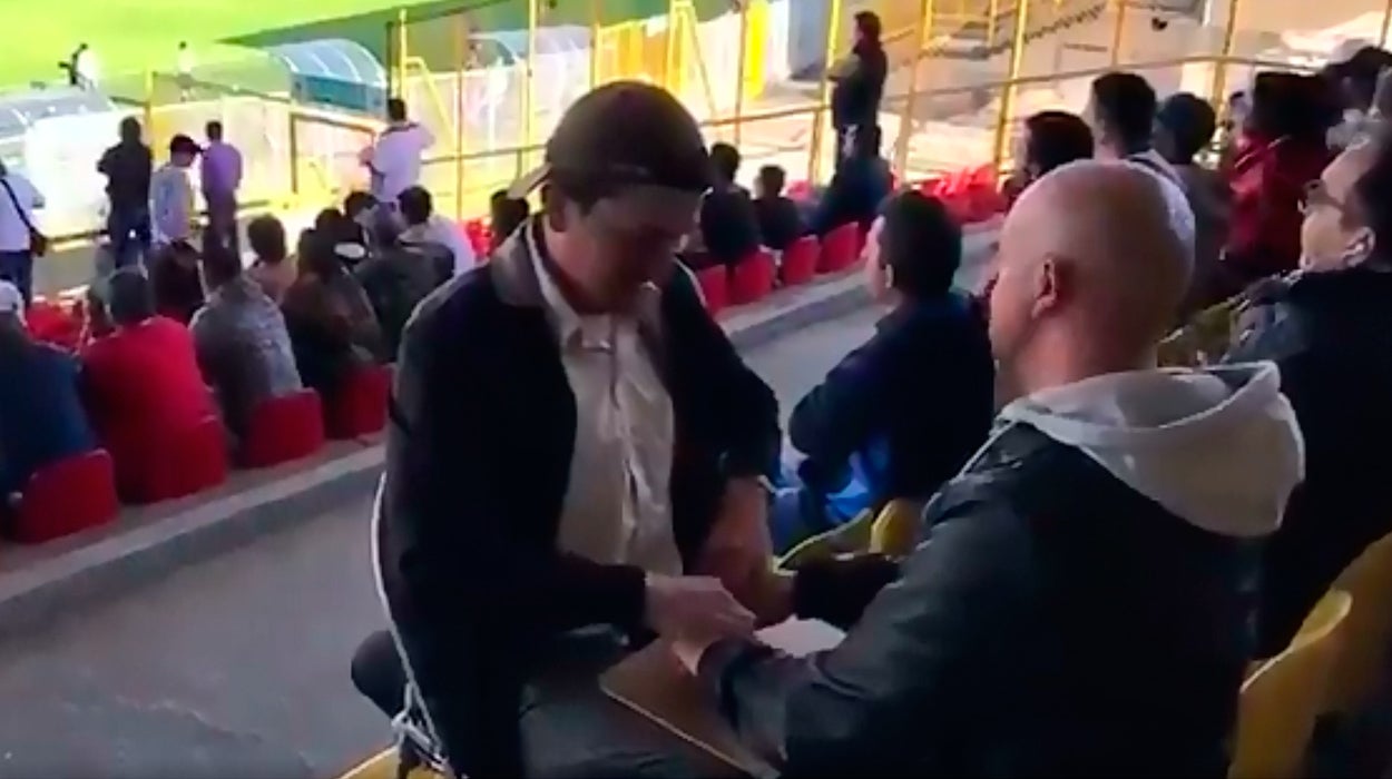 Un hombre ciego y sordo cumple su sueño de disfrutar un partido de fútbol en el estadio Un hombre ciego y sordo cumple su sueño de disfrutar un partido de fútbol en el estadio