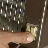 Imagen de archivo de una persona encendiendo una estufa Imagen de archivo de una persona encendiendo una estufa