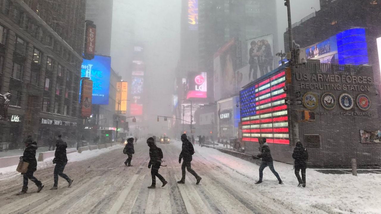 Nueva York recupera el ritmo tras la tormenta de nieve, aunque se